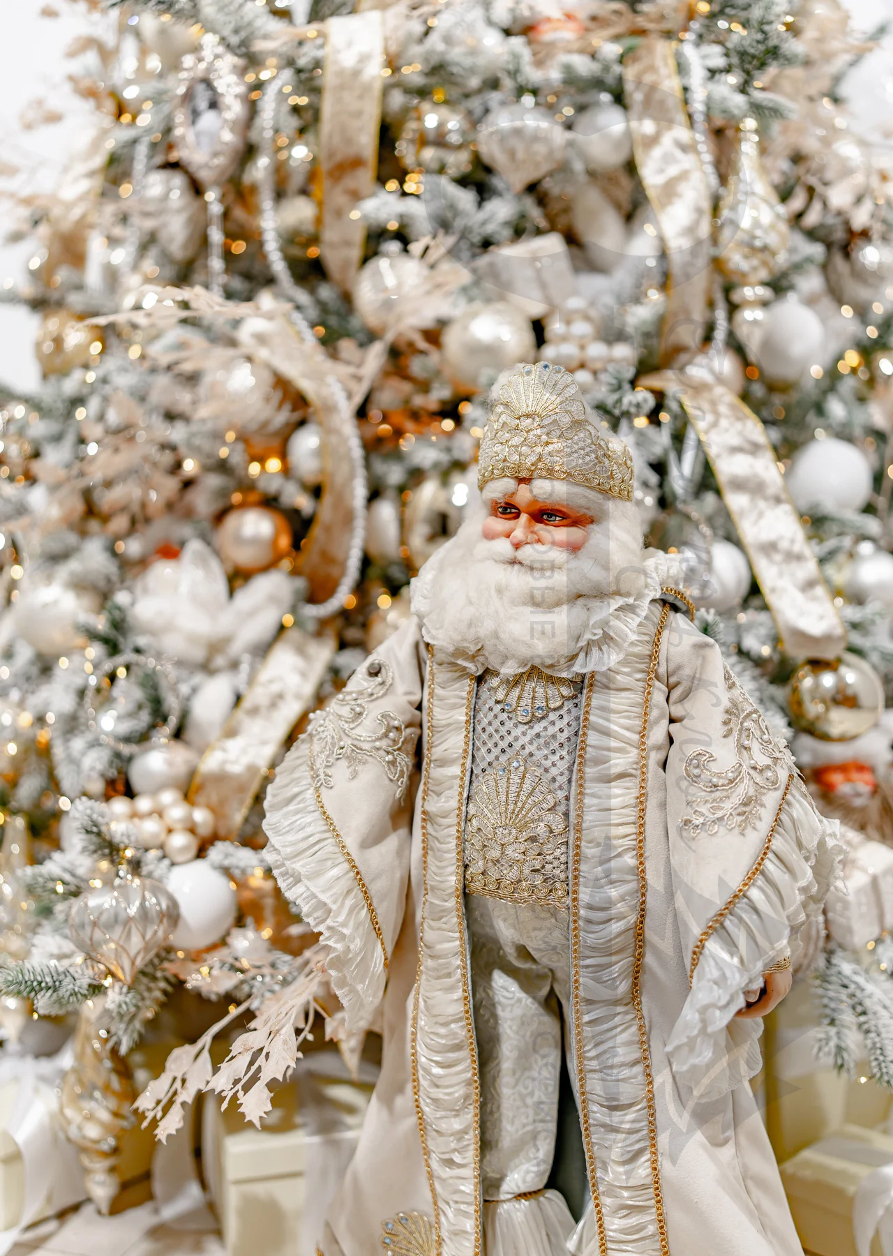Ель «Винтажный романс» коллекции "Goodwill Collection" - роскошная ель премиум класса. Погрузитесь в атмосферу старинных европейских поместий и тихих зимних вечеров. Эта ель — не просто украшение, а ожившая легенда.