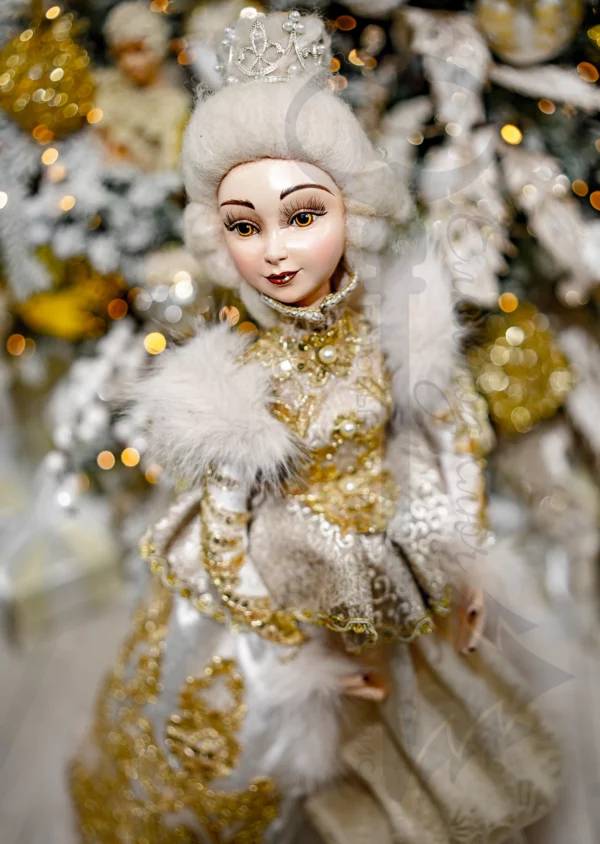 Ель "Золушка" коллекции "Goodwill Collection" - роскошная ель премиум класса. Ель «Золушка» — это не просто праздничное дерево, а настоящая зимняя феерия, в которой каждая деталь звучит как нота из волшебной сказки: здесь роскошь не кричит, а шепчет, очаровывая утончённой гармонией и безупречным вкусом.