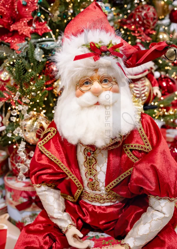 zdravstvuj-dedushka-moroz1 Ель «Здравствуй! Дедушка Мороз!» — великолепное воплощение праздничной роскоши, сказочного очарования и утончённой европейской классики. Благородная палитра глубокого бордо, насыщенного рубинового красного и сияющего золота создаёт поистине королевский образ.
